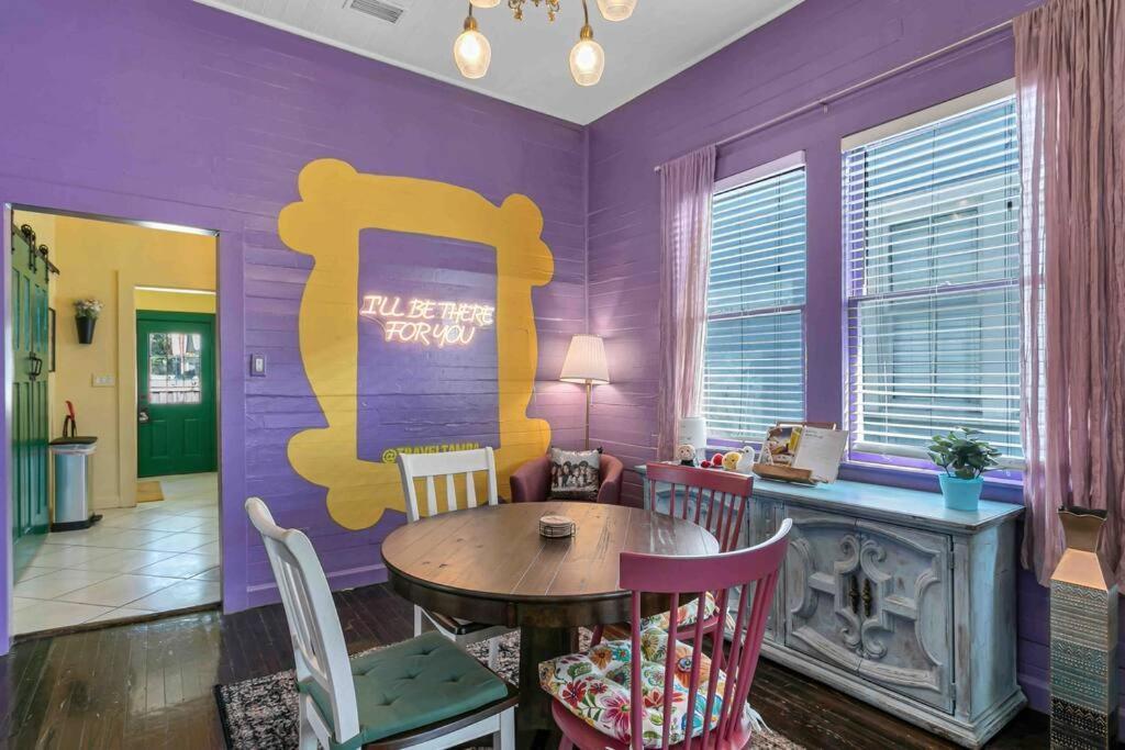 تامبا Friends Airbnb Themed 2Bed 2Bath Walkable To All Of Ybor المظهر الخارجي الصورة