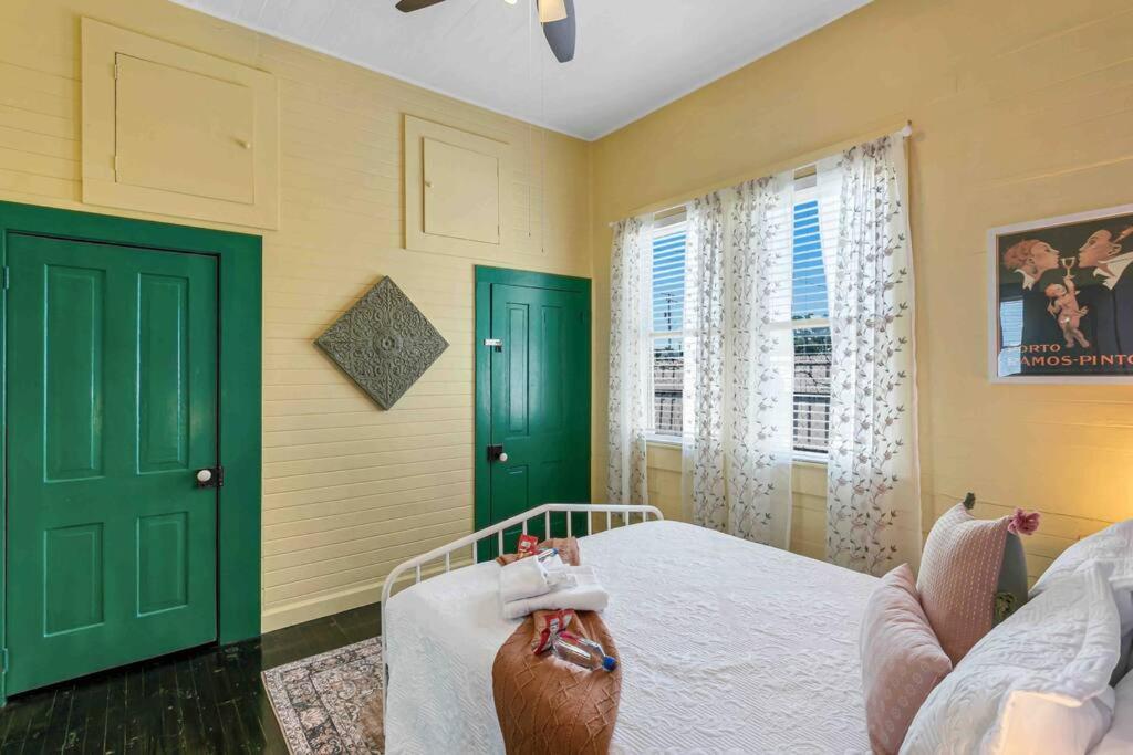 تامبا Friends Airbnb Themed 2Bed 2Bath Walkable To All Of Ybor المظهر الخارجي الصورة