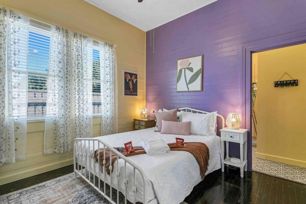 تامبا Friends Airbnb Themed 2Bed 2Bath Walkable To All Of Ybor المظهر الخارجي الصورة