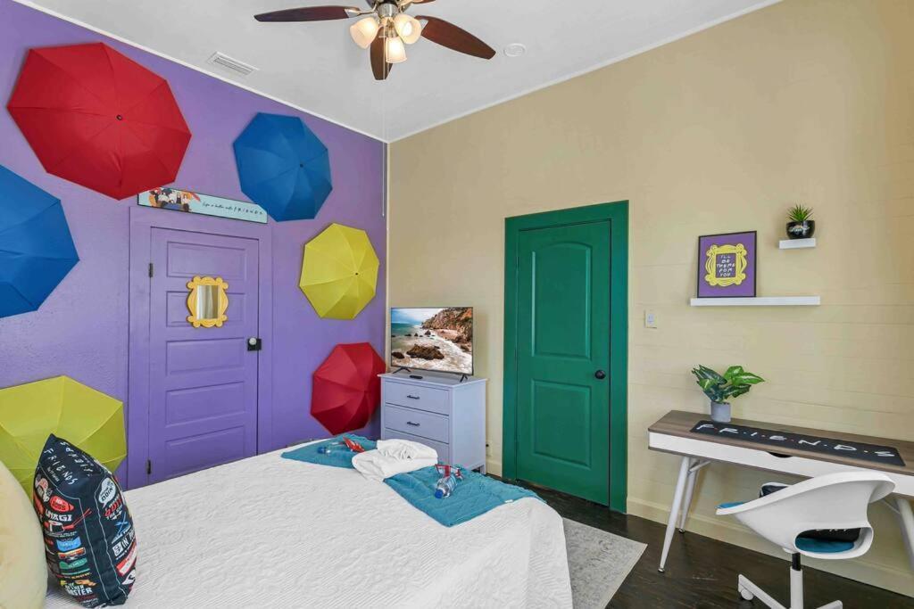 تامبا Friends Airbnb Themed 2Bed 2Bath Walkable To All Of Ybor المظهر الخارجي الصورة