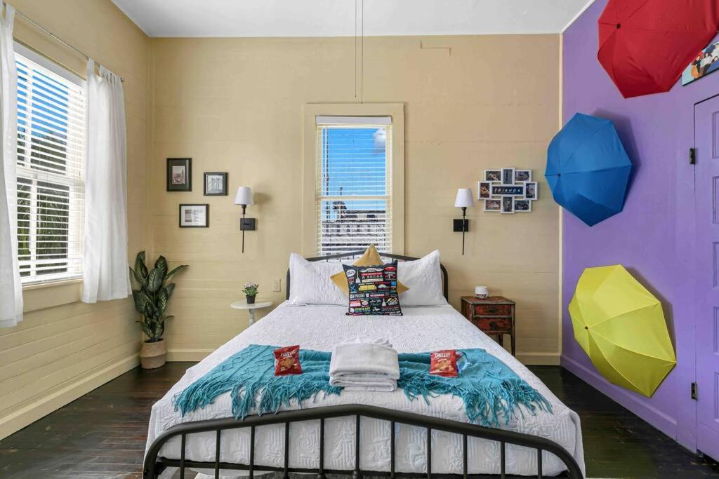 تامبا Friends Airbnb Themed 2Bed 2Bath Walkable To All Of Ybor المظهر الخارجي الصورة